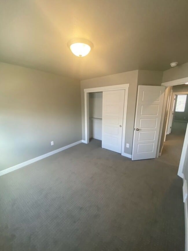 Building Photo - Beautiful Bountiful Townhome