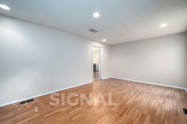 Building Photo - 5040 Oak Leaf Cir