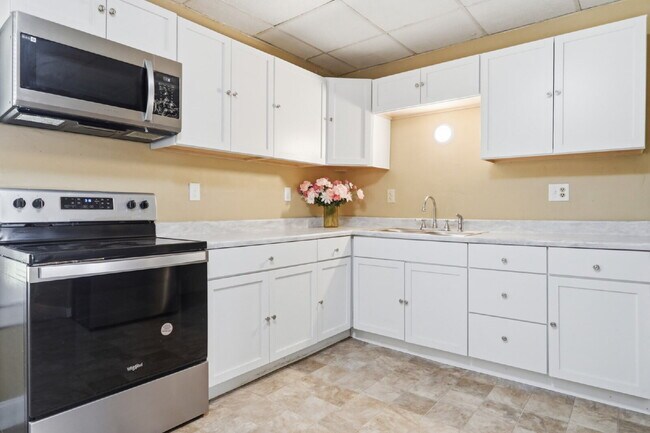 Building Photo - This well-maintained 4-bedroom, 2-bath duplex offers a spacious layout with all the comforts of h...