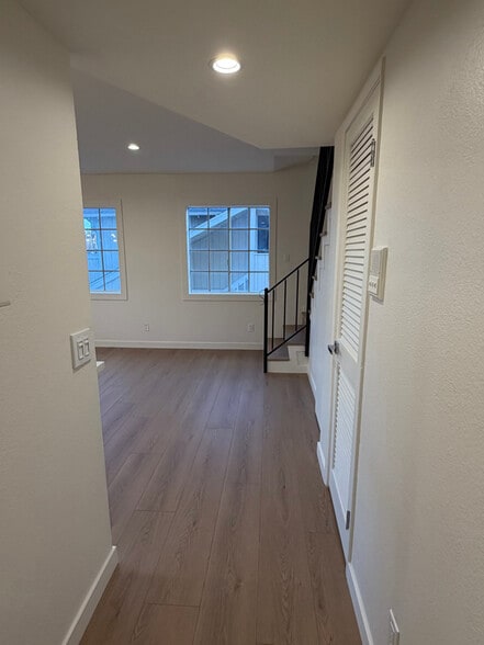 Building Photo - 7349 Balboa Blvd