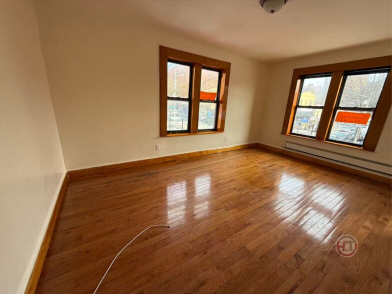 Building Photo - 1858 Archer St