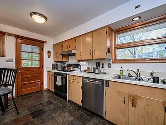 Building Photo - Marvelous 4 Bed 2.5 Bath House In Quarry H...