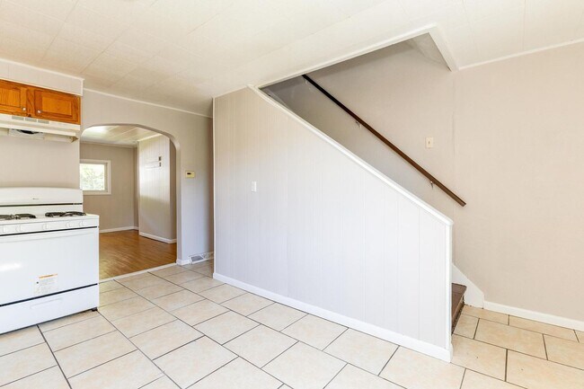 Building Photo - 148 Midland Ave