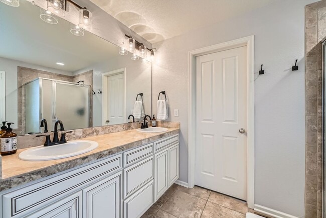 Building Photo - 10463 Meadowleaf Way