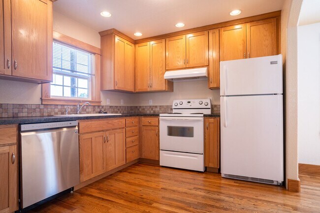 Building Photo - 3-bedroom 2-bath House SW Albany $2,395