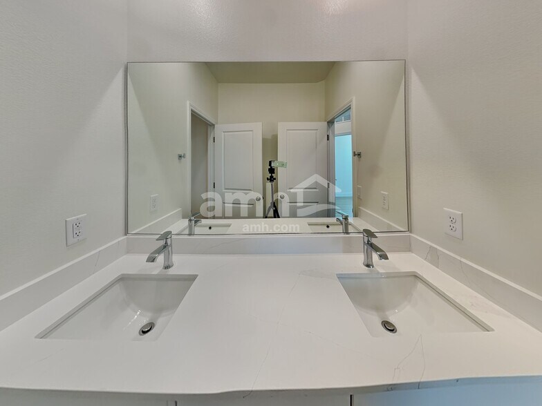 Building Photo - 822 English Primrose St
