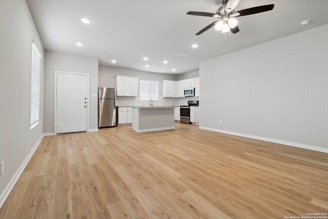 Building Photo - Brand New 3 Bd 3 Full Bath Townhouse Near ...
