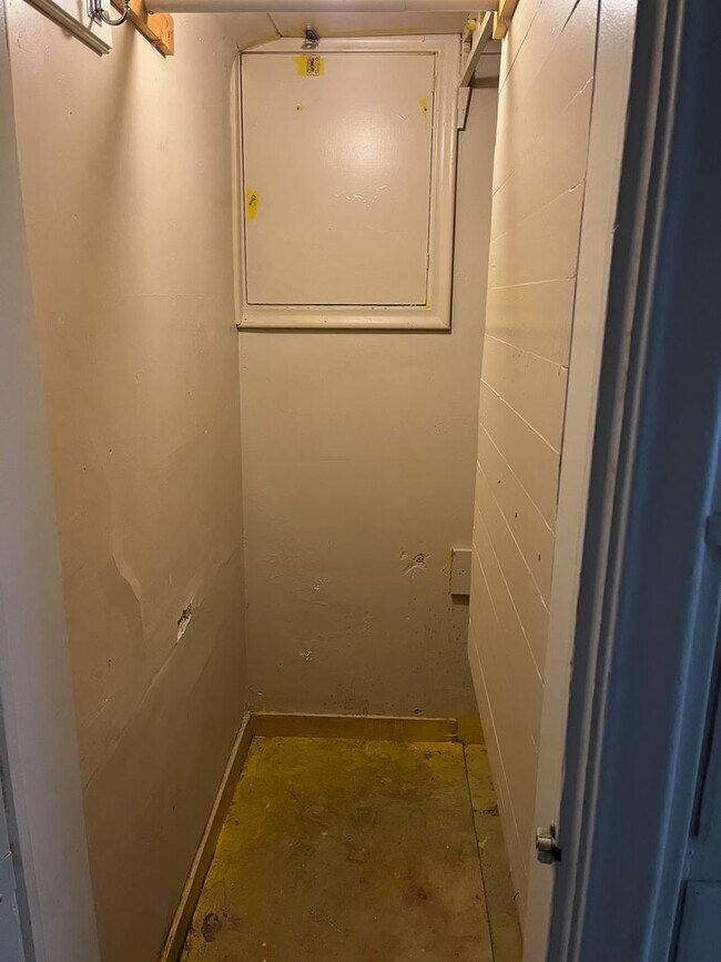 Building Photo - Spacious Studio Apartment