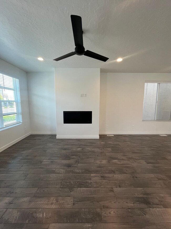 Building Photo - Spacious 3 Bed 2.5 Bath Home Available Jun...