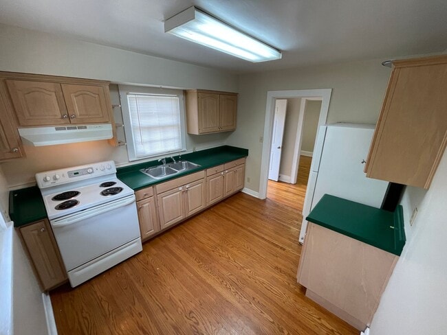 Building Photo - Great Brick Home or Office Space near down...
