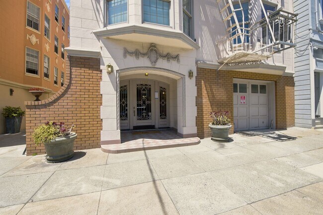 Building Photo - 1734 Greenwich St