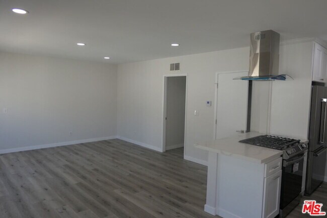 Building Photo - 10836 Camarillo St