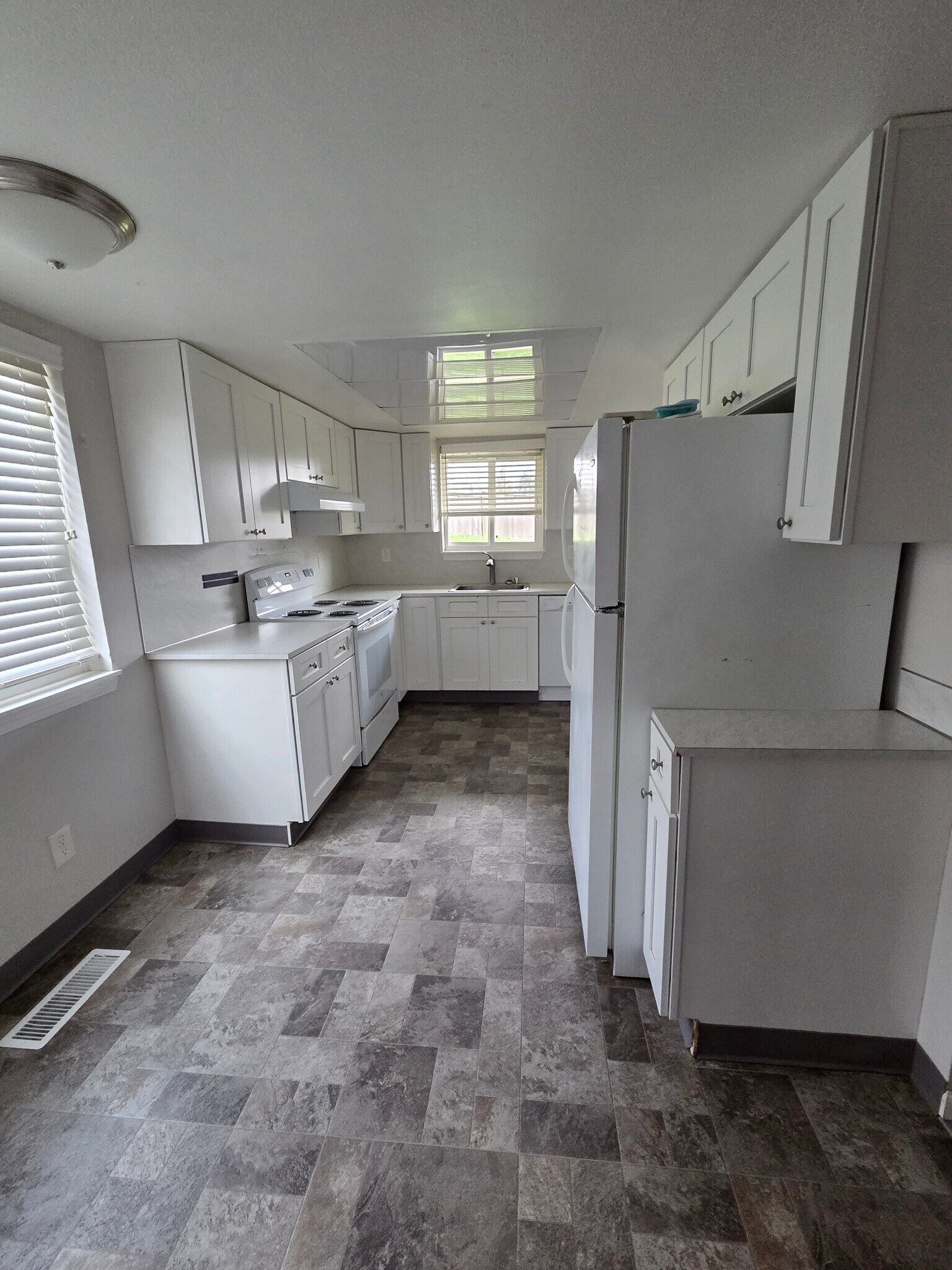 Building Photo - 10905 Vickery Ave E