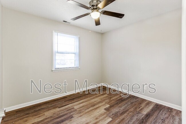 Building Photo - 1089 Essex Pl