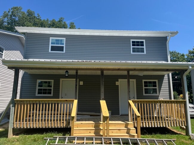 Building Photo - 305 Holliman St