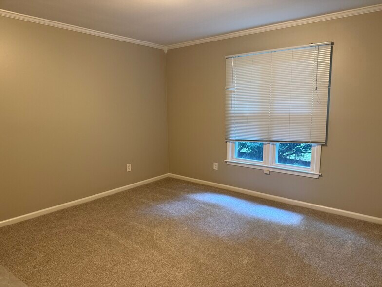 Large master bedroom - 226 Hillsboro Pl