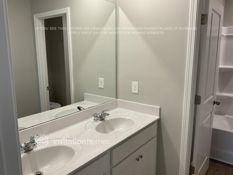 Building Photo - 533 Almere Dr