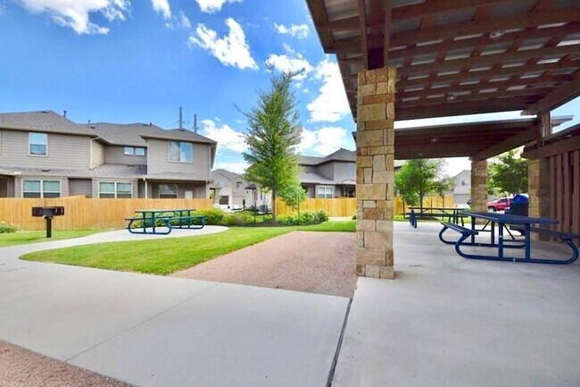 Building Photo - 2880 Donnell Dr