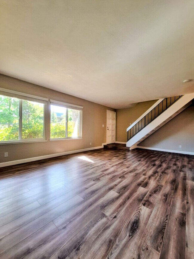 Building Photo - Beautiful & Spacious 3bd Townhouse w/Detached Garage