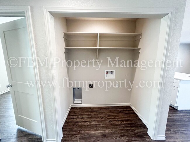 Building Photo - Hidden Creek, Unit 512 - 2 Bedroom, 2 Bathroom Beautiful Apartment Home in Ennis, TX!