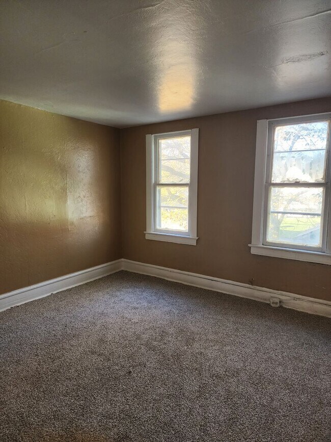 Building Photo - BIG 4 bedroom home