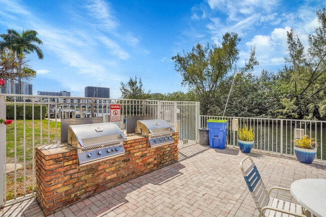 Building Photo - 2850 NE 14th Street Causeway