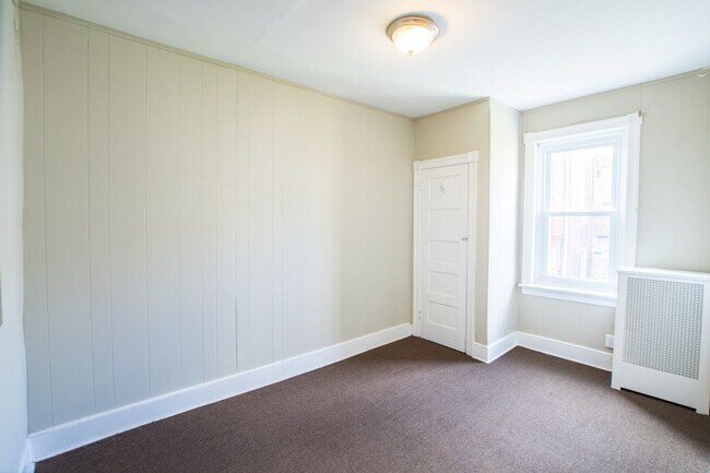 Building Photo - LaSalle Home with Three Bedrooms and Den