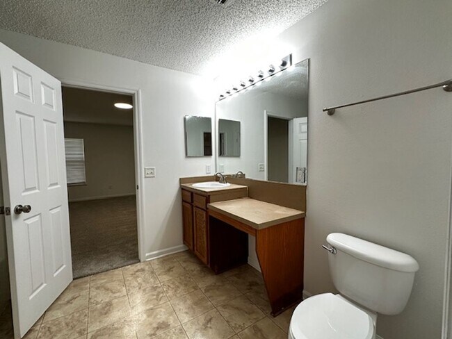 Building Photo - Close to Shopping, Restaurants, Schools & Beach!