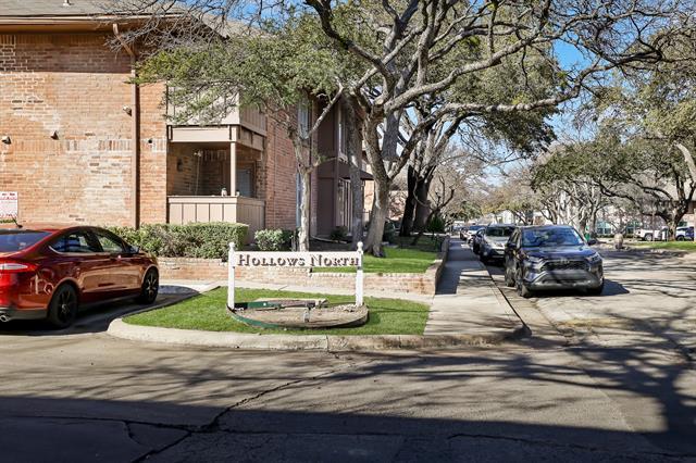 Building Photo - 10580 High Hollows Dr