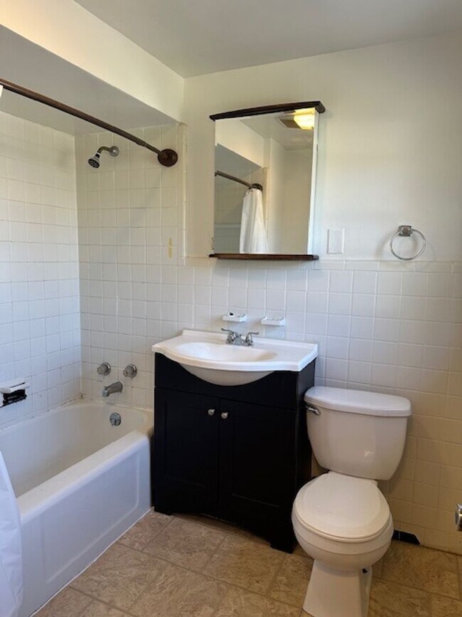 Building Photo - 219 Redwood St