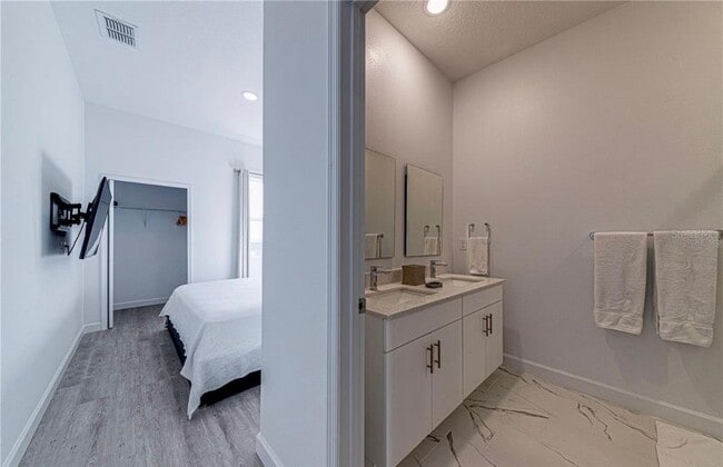 Building Photo - 400 Famagusta Dr