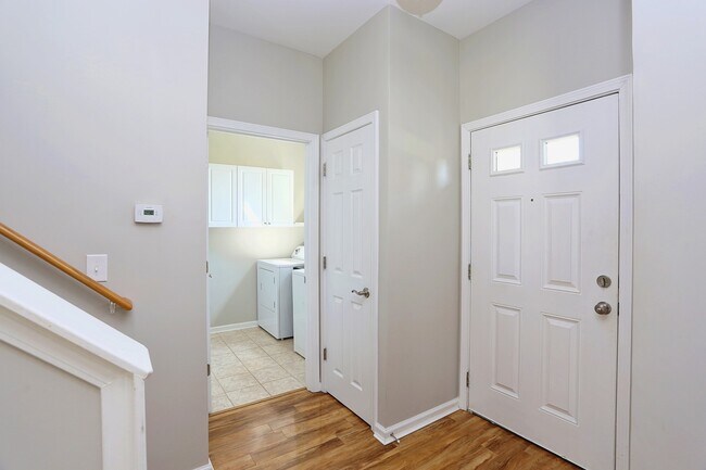 Building Photo - 915 Cinnamon Dr