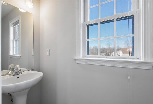 Building Photo - NEWLY RENOVATED 4 BEDROOM HOME IN ASHBROOK