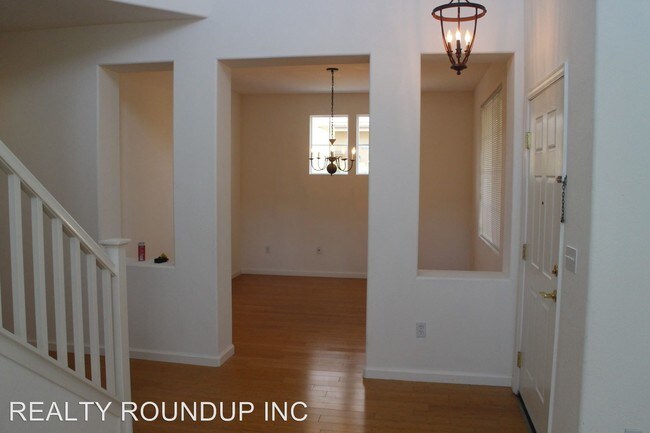 Building Photo - 4 br, 2.5 bath House - 9636 Glacier Creek Way