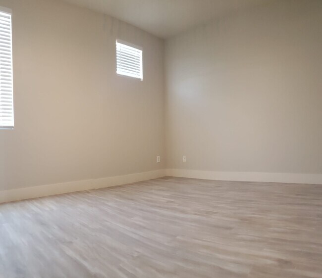 Building Photo - 198 Crown Imperial St