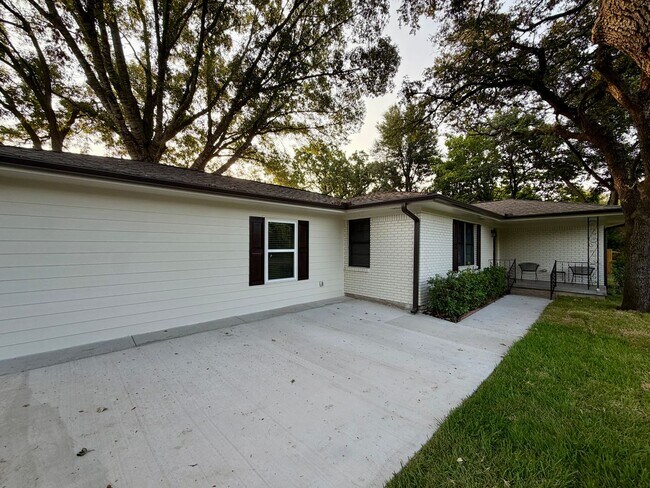 Building Photo - 696 Bosque Ln