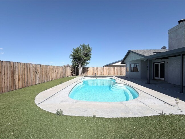 Building Photo - Charming Single Family Home With Pool