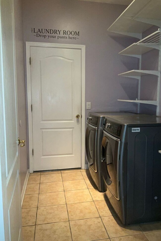 Building Photo - Single family home with 3 bedrooms, 2.5 ba...