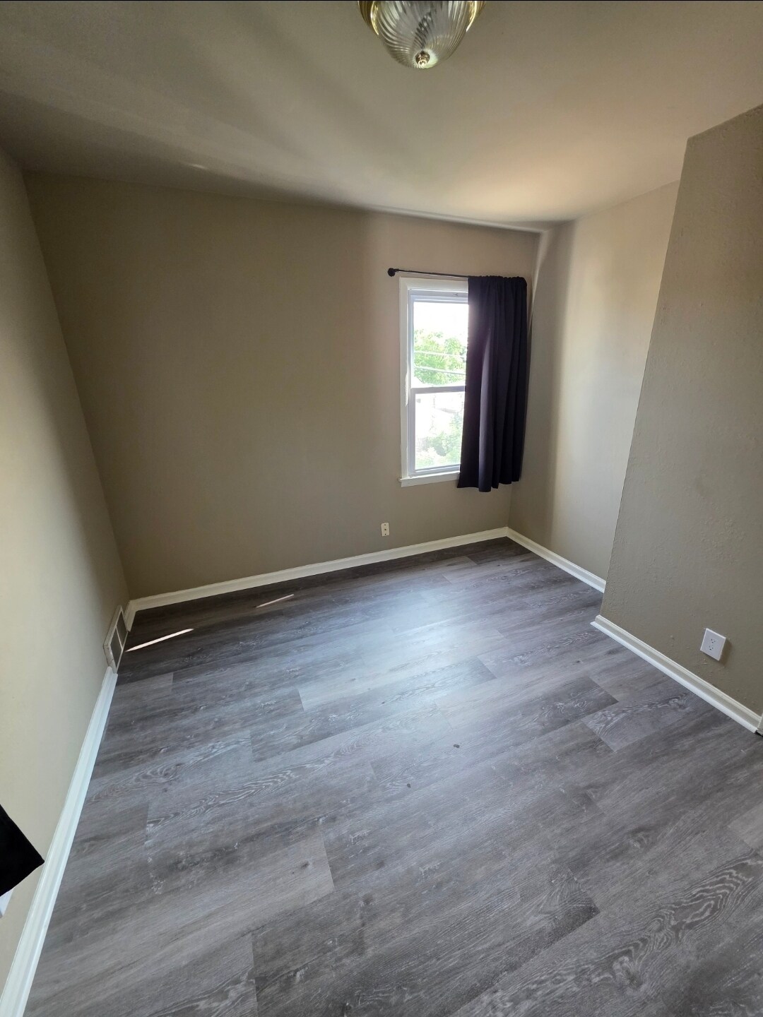 Building Photo - 4839 W Lynndale Ave