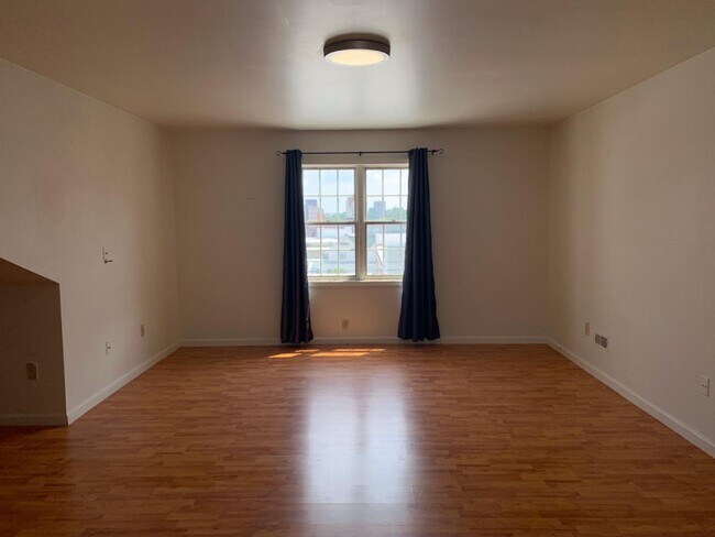 Building Photo - 111 E 6th St