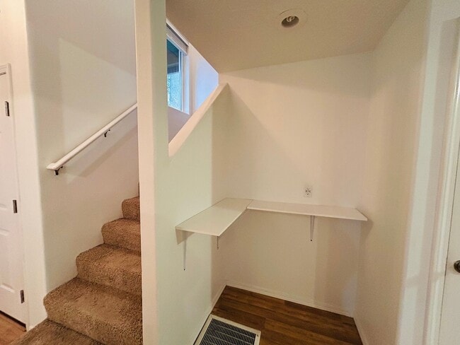 Building Photo - Adorable SW Portland Home Now Available