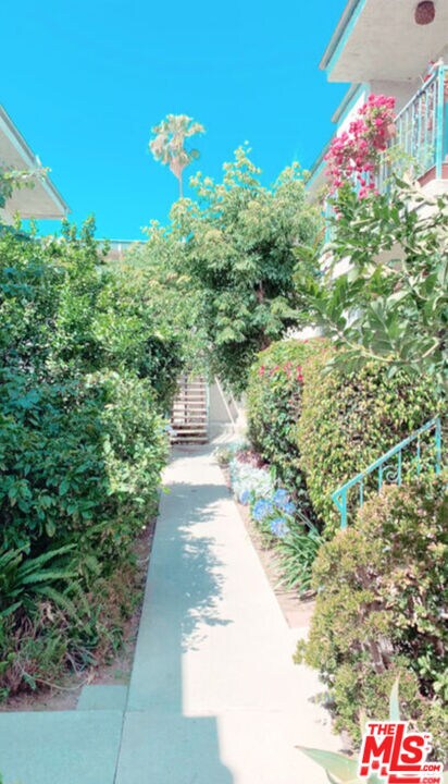 Building Photo - 11081 Rose Ave