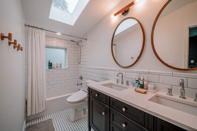 Building Photo - Charming Cape Cod Retreat in Prime Falls C...