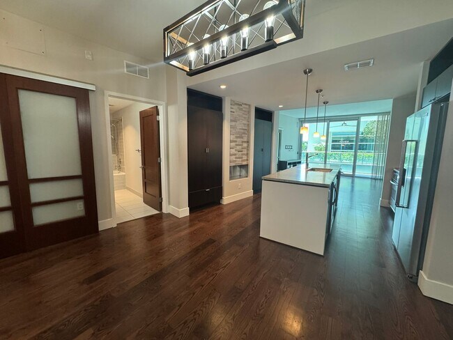 Building Photo - Luxurious 2/2 Modern Condo in Prestigious Channelside with Resort-Style Amenities