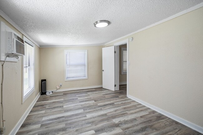 Building Photo - Won't Last! Apply NOW!  App fee REDUCED $25 ASAP $1995 3br/1bath CUTE House w/ HUGE YARD *** Newl...