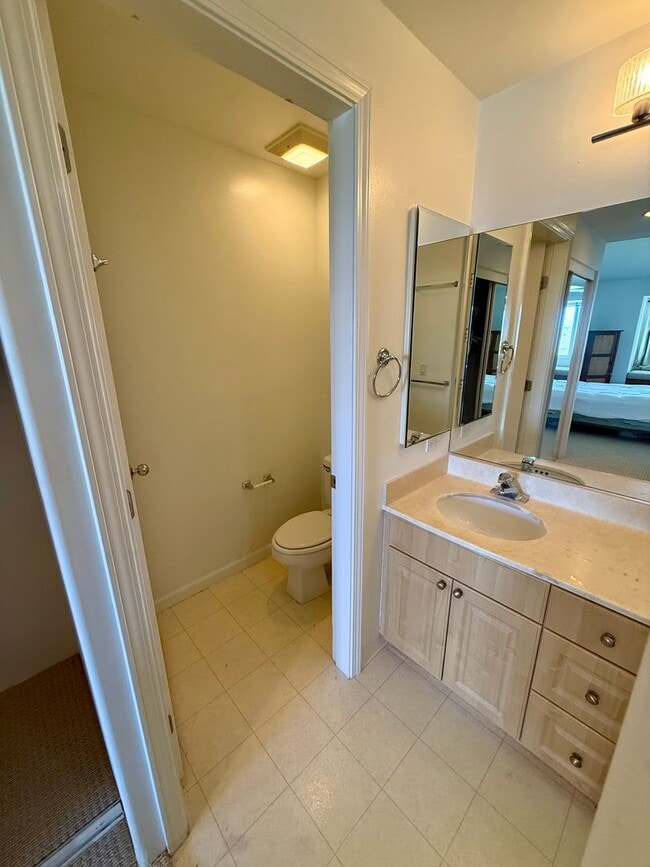 Building Photo - $2,7500 / 2 bedroom, 2 bath - Kona Sea Ridge Condo