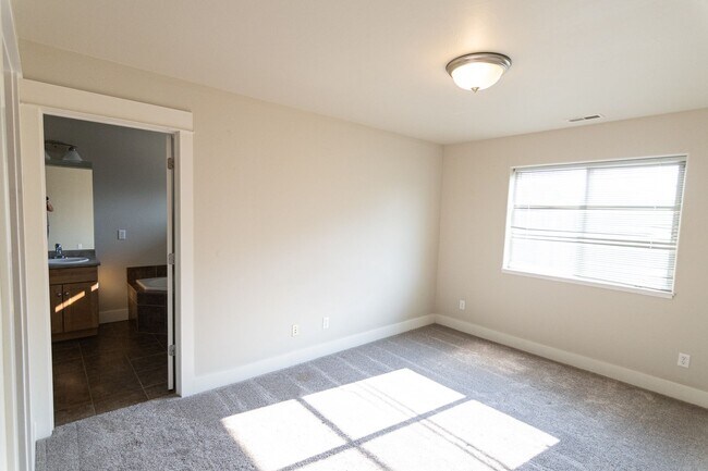 Building Photo - 2233 Buckrake Ave
