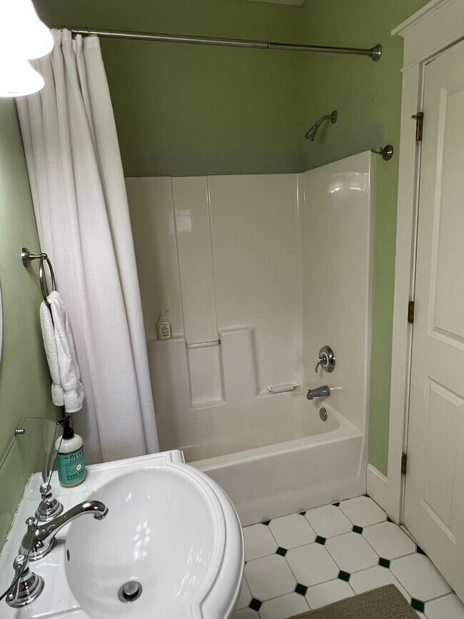 Apartment Bathroom - 39 Park Sq N