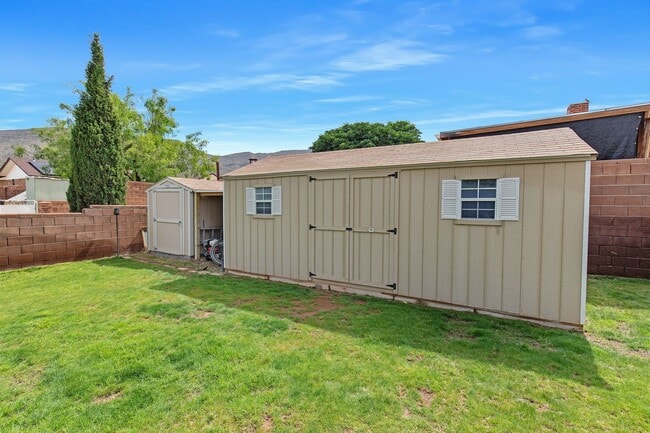 Building Photo - Spacious 3 bedroom 2 bath home with Solar Panels