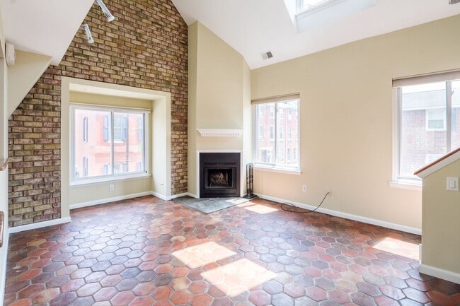 Building Photo - Beautiful Three Bedroom in Washington Square West